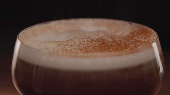 咖啡制作奶泡上面撒可可粉视频素材模板下载