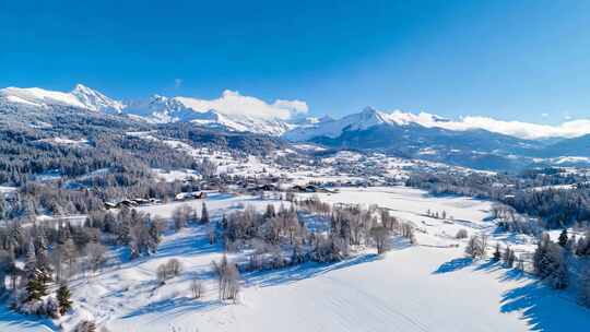 冬日雪山森林村庄全景