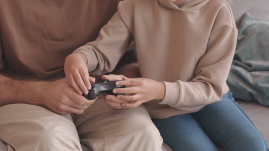 父亲和小女儿一起玩电子游戏视频素材模板下载