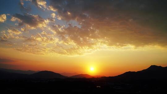 群山日落延时唯美乡村夕阳黄昏傍晚天空云朵