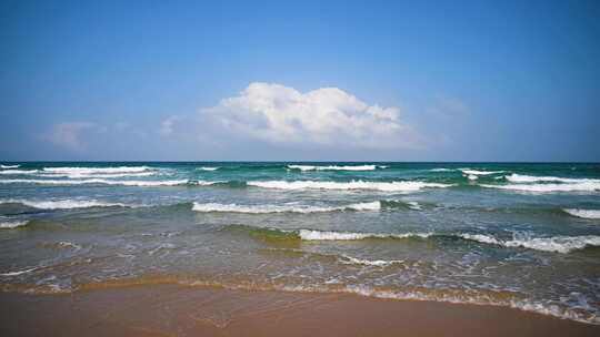 海南海边海浪与沙滩