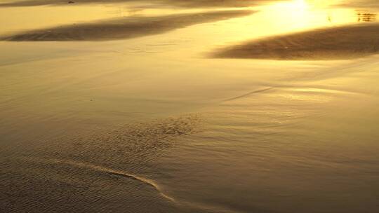 金色沙滩阳光海水潮水浪花海滩唯美海边夕阳