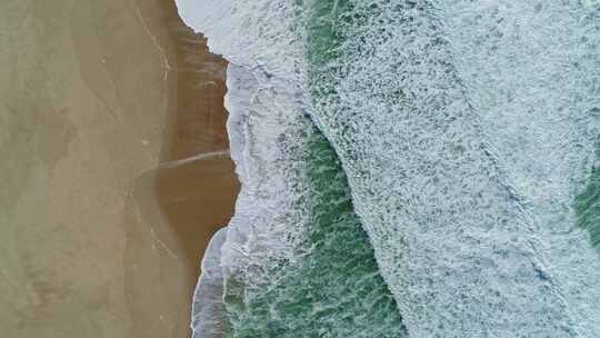 航拍海浪涌向沙滩视频素材模板下载