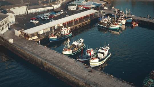 渔船停泊在港口航拍