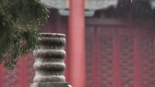 秋季下雨中岱庙古迹古建筑屋檐滴水雨中景色