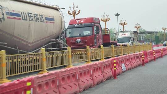 疫情城市街道马路行人交通