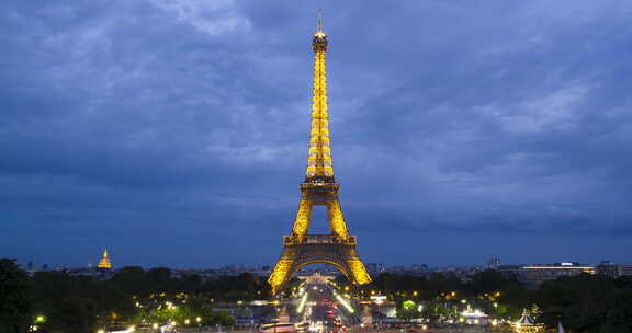 法国巴黎日落时分的埃菲尔铁塔。