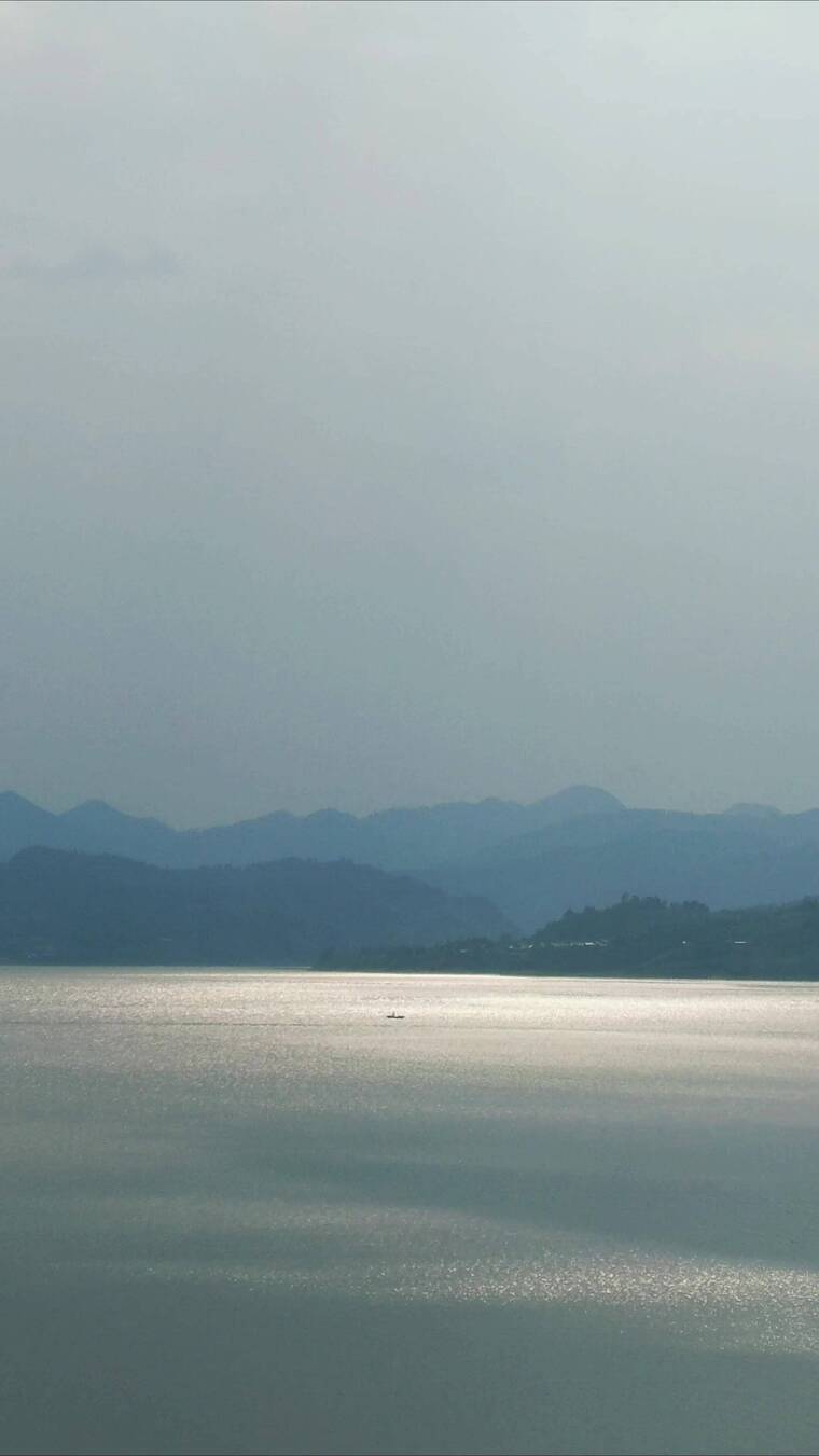 航拍湖面倒影晚霞竖屏