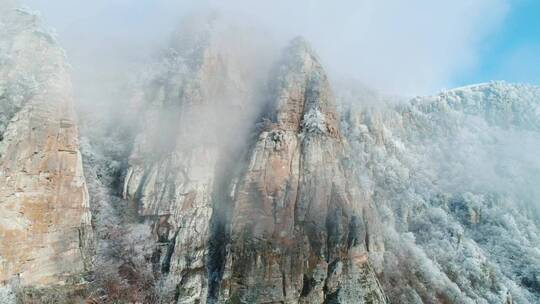 薄雾笼罩着白雪覆盖的山峰