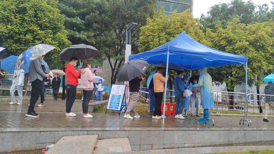 雨中核酸检测人群排队延时