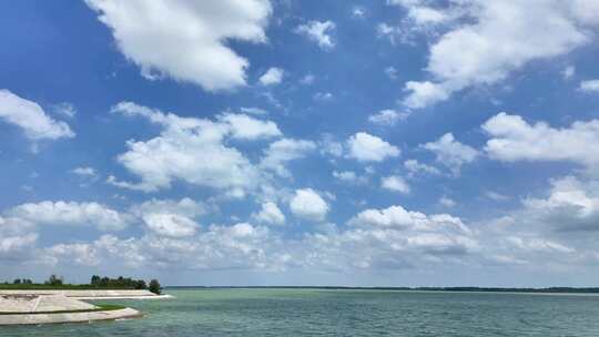 蓝天白云下的蓬松云朵云延时万里云卷云舒