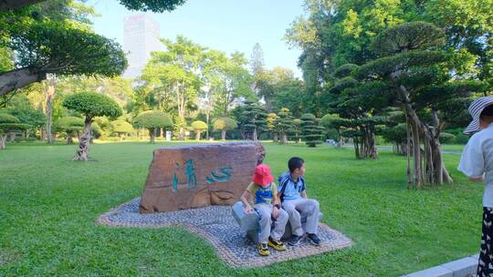 小朋友小学生亲近大自然草地玩耍奔跑