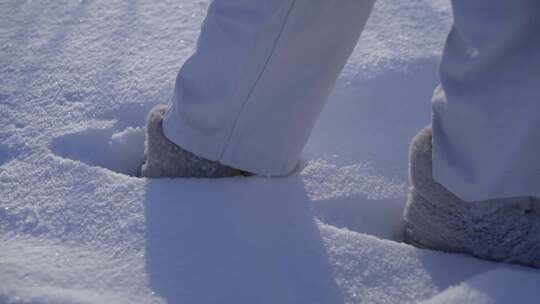 慢动作女孩走过深雪特写镜头