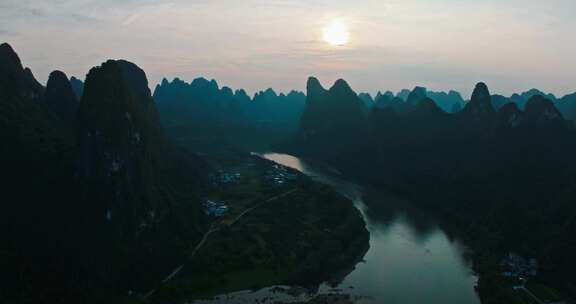 日落时分的桂林山水