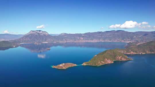 云南泸沽湖湖中岛屿和格姆女神山航拍实时