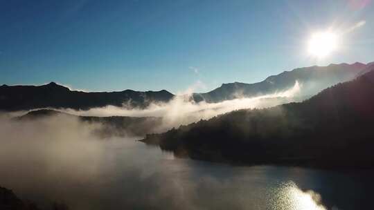 山间晨雾湖泊阳光景象