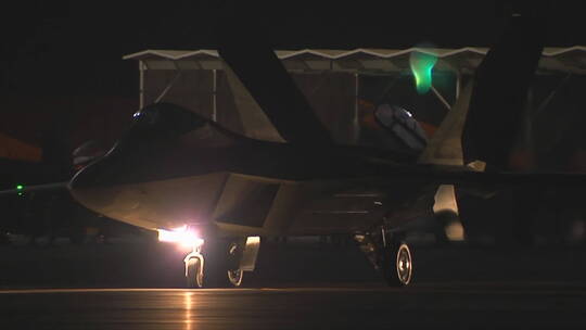 一架空军战斗机夜间滑行