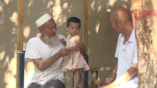 新疆维吾尔族老人逗乐