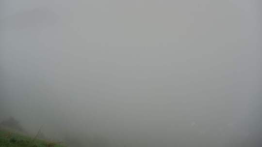 山村雾蒙蒙的早晨消失的雾揭示了一个定居点