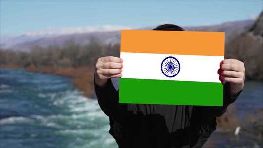手持印度国旗横幅的人视频素材模板下载