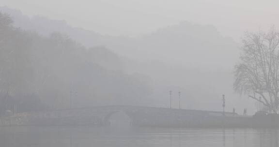 杭州市西湖景区初冬清晨晨雾