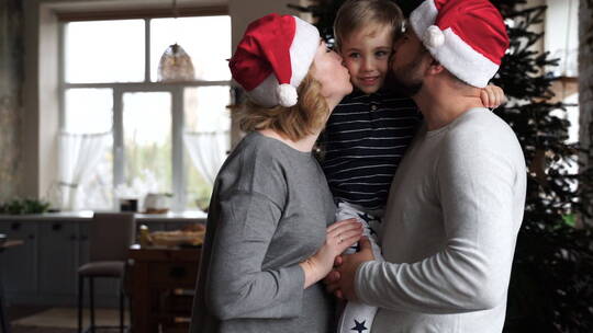 圣诞节父母亲吻孩子