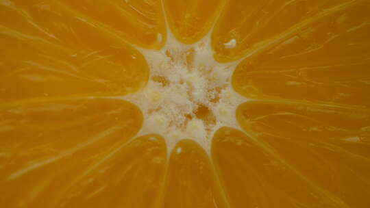一片橙子水果在彩色背景上的特写