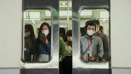 地铁上戴着口罩的人群