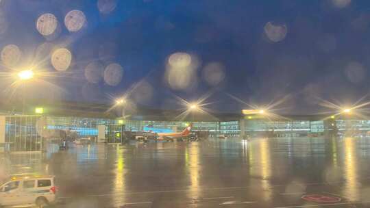 下雨天成都天府国际机场飞机停稳时的窗外