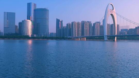 晨光照耀在珠江猎德大桥和摩天大楼建筑上