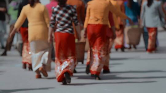 中缅边境云南德宏芒市穿红色筒裙傣族妇女