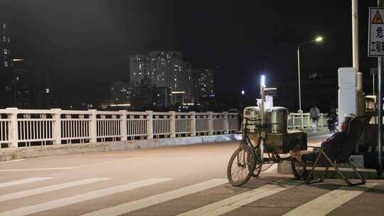 夏夜桥头上卖凉茶的阿婆与车水马龙的车流