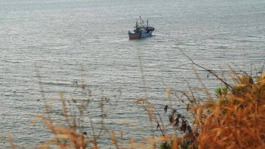 秋天海边渔船海面秋意湖边湖面湖水海水水面