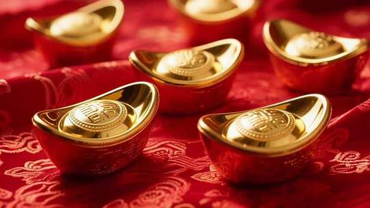 红布上的金元宝特写