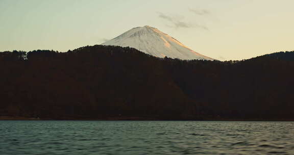 日本户外冬季自然风光的冰、山、雪带水