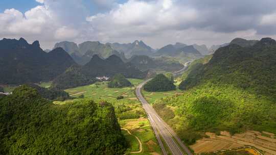 广西喀斯特地貌群山中的合那高速公路