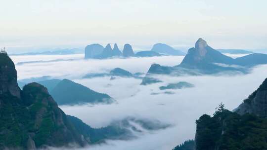 云雾缭绕的群山风景