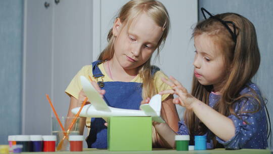 两个孩子一起画飞机模型