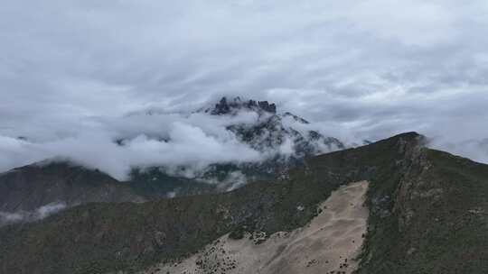 西藏山南雷热山云海