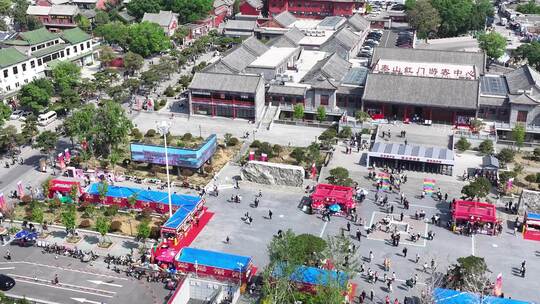 “五一”假期的泰山红门景区、天外村广场