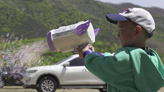 小男孩玩泡泡枪慢动作