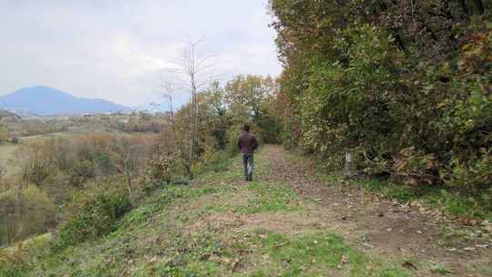 在大自然中行走的年轻人