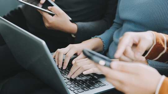 商务白领办公打字笔记本讨论