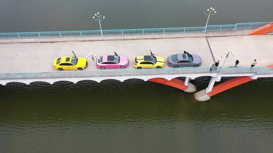 水库大桥上的几台跑车