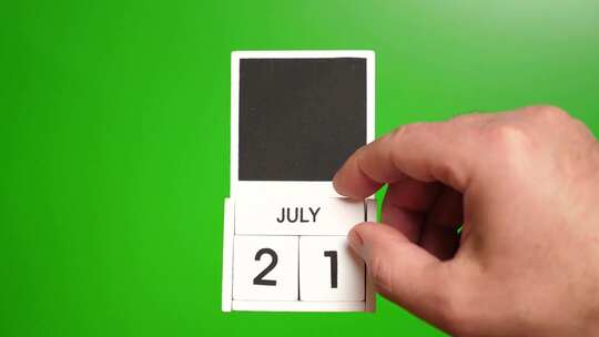 07.绿色背景上日期为7月21日的日历。