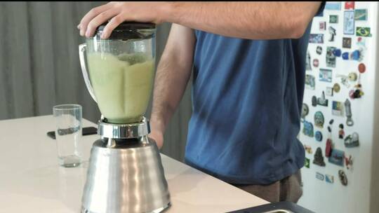 搅拌机里的绿色果汁视频素材模板下载
