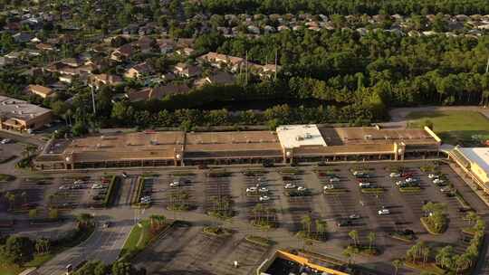 无人机视图在佛罗里达州德斯廷的98号高速公路上平移，可以看到银沙奥特莱斯购物中心。