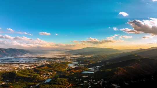 山峦间城镇田园俯瞰全景