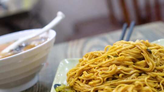 顾客享用早餐馄饨拌面早餐店美食视频素材视频素材模板下载