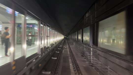 武汉地铁5号线无人驾驶地铁穿梭在隧道内部